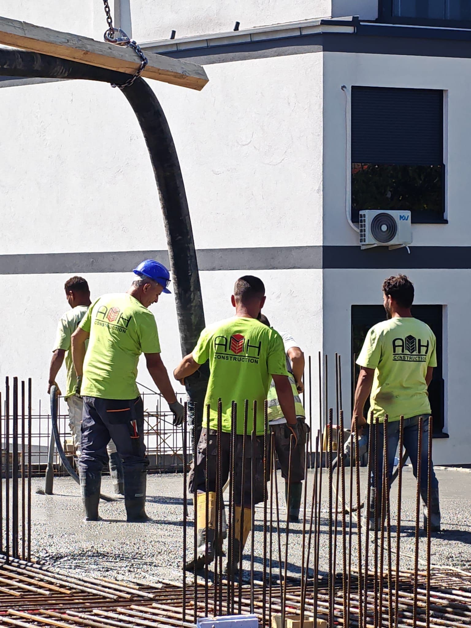 Ekipa AMH Construction tokom betoniranja ploče