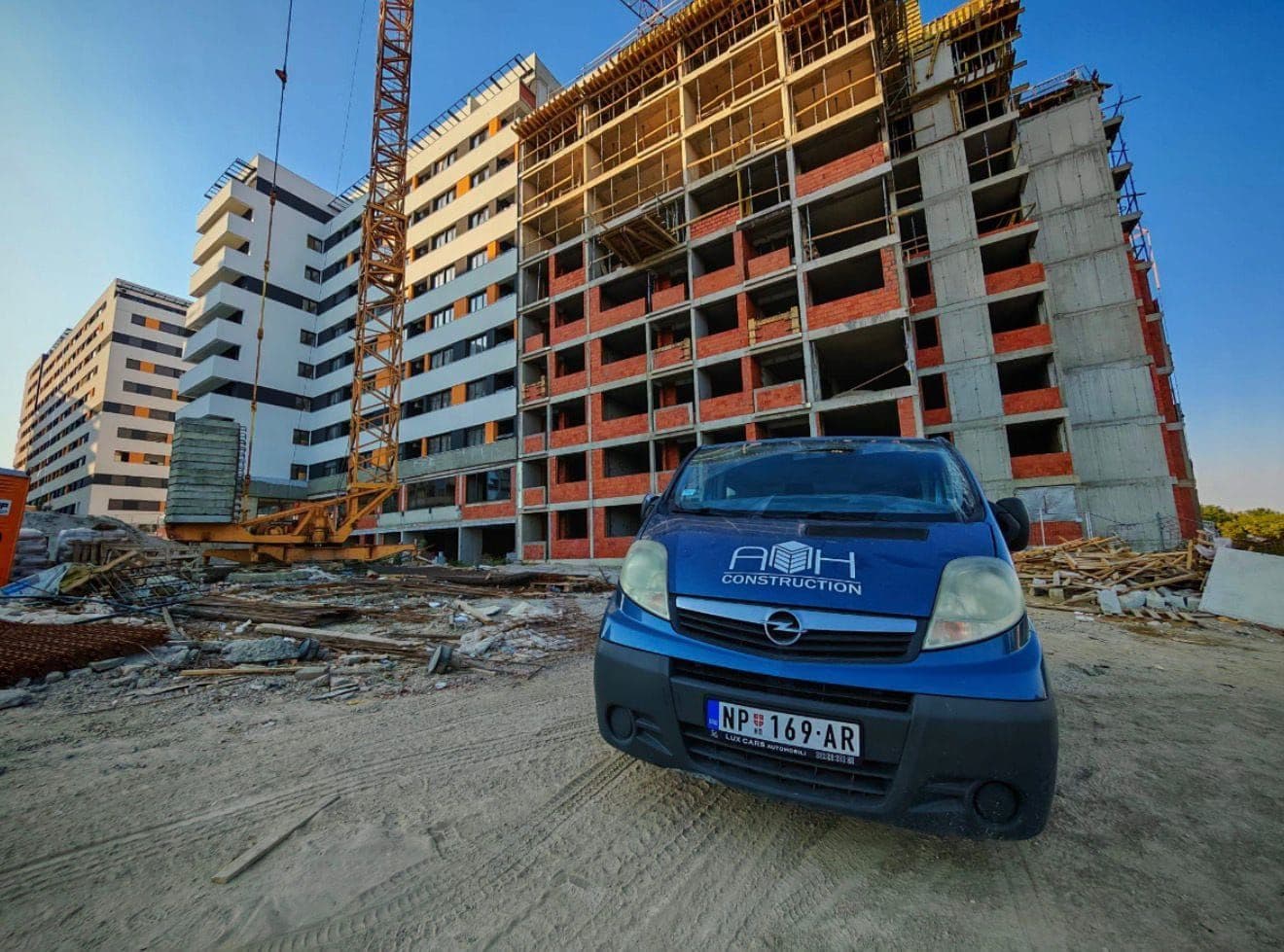 Vozilo AMH Construction na gradilištu