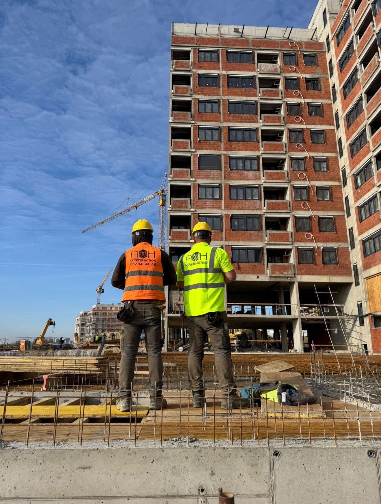 Radnici AMH Construction na gradilištu ispred stambenog objekta