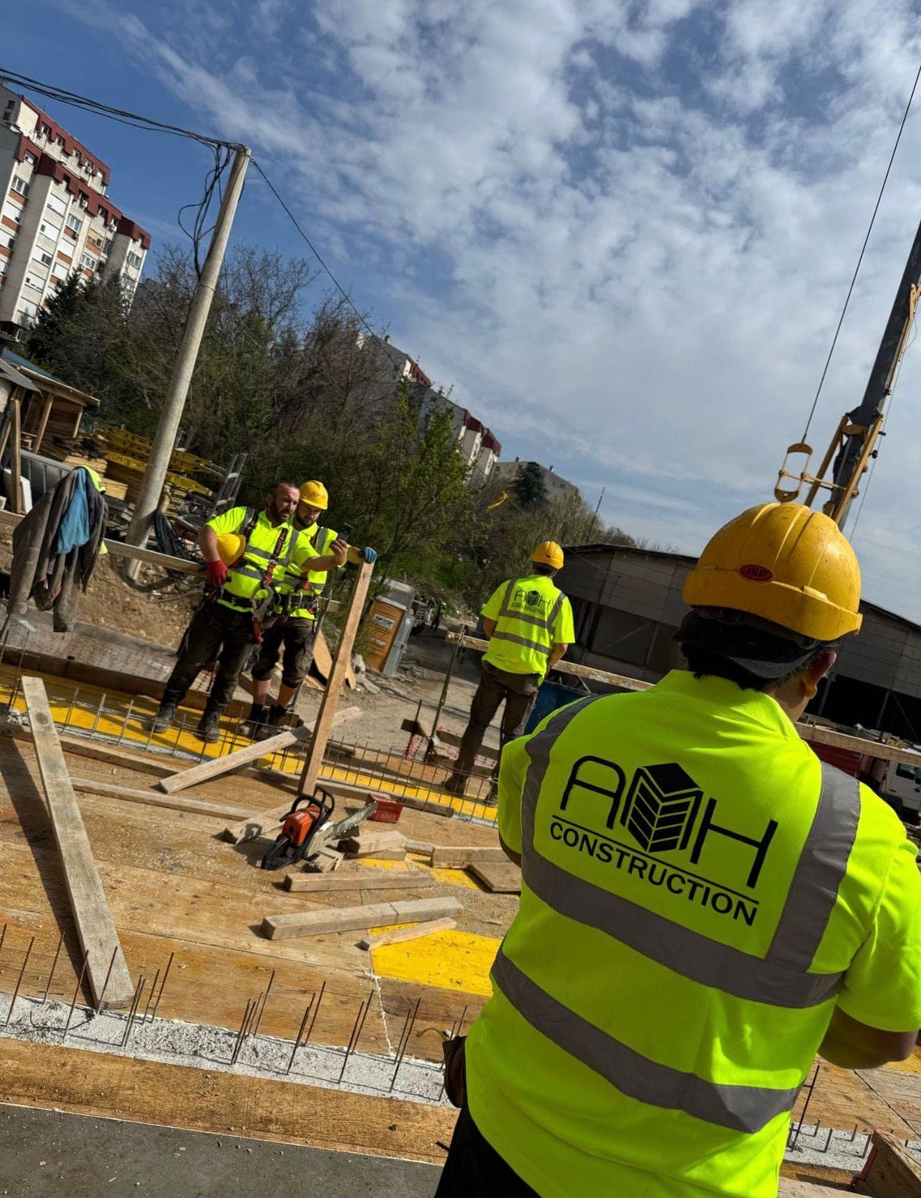 Radnik AMH Construction na armaturi ploče