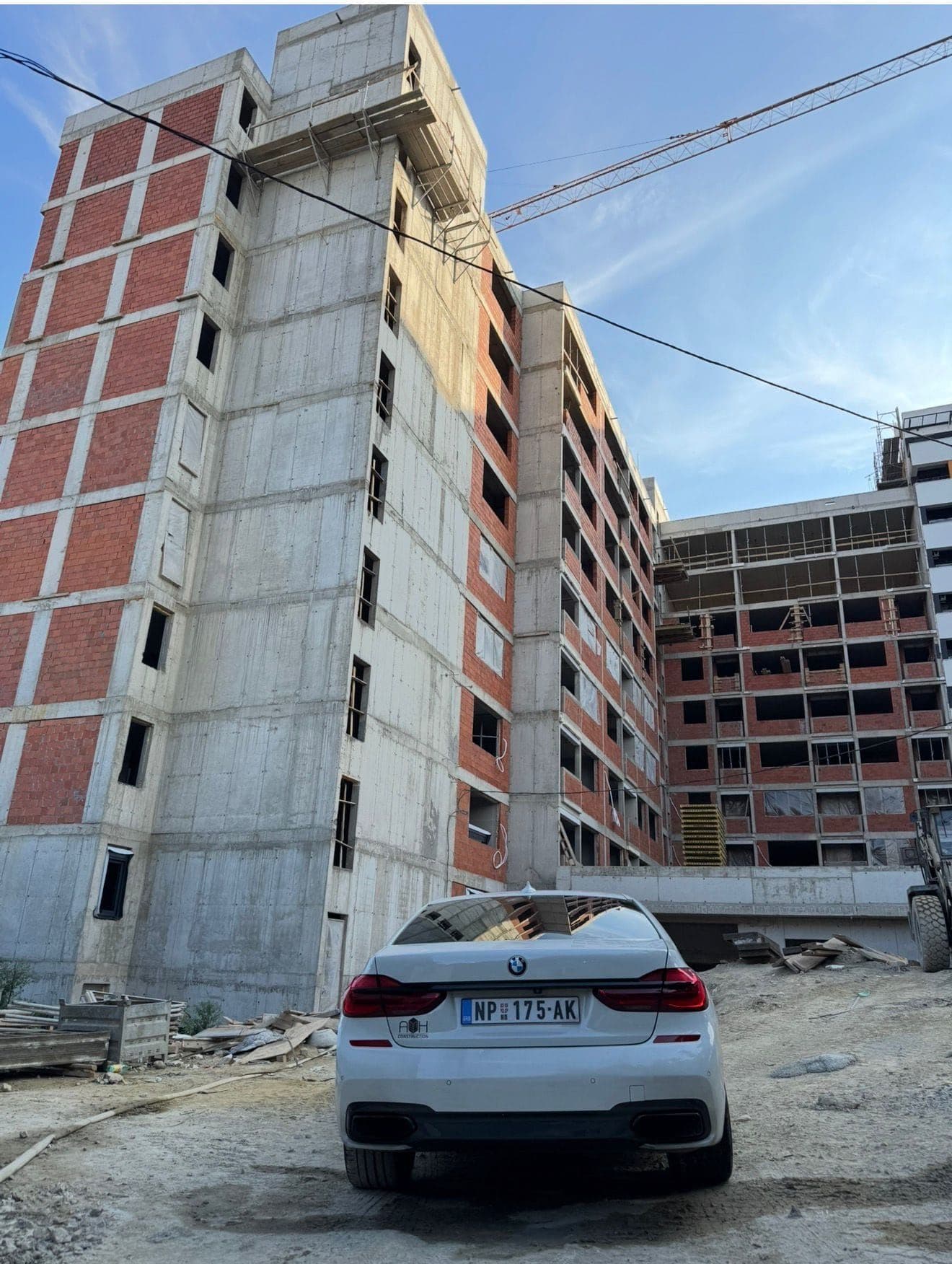 Objekat u izgradnji sa vozilom AMH Construction